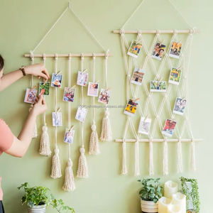 Décoration murale artisanale en macramé avec texture naturelle et design bohème moderne pour une décoration intérieure chaleureuse et des intérieurs élégants - Product Image 1