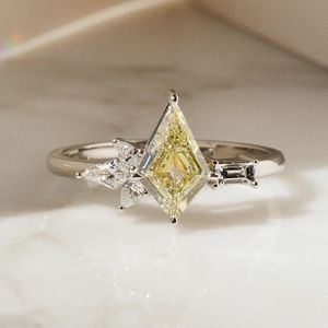 Anillo de Diamante Cultivado en Laboratorio con Corte Esmeralda Kite, Diamante Amarillo Fantasía de 1 Quilate, Claridad VVS2, Oro Blanco de 14K, Joyería de Lujo con Certificación IGI - Product Image 4