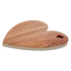 Planche à découper rustique en bois avec poignée, idéale pour servir du fromage, du pain et des en-cas lors de réunions et pour la préparation culinaire. - Product Image 5