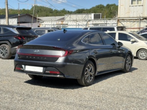 Sonata 2022 Berline intermédiaire Essence Automatique Voiture de tourisme Climatisation intégrale Sièges électriques Toutes options Voiture d'occasion Coréenne - Product Image 2
