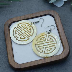 Boucles d'oreilles circulaires en os sculpté, design moderne imitation artisanat naturel, bijoux faits à la main écologiques HASAN CRAFT - Product Image 4