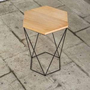 Tabouret robuste en bois et fer avec structure en fer renforcée, adapté à un usage domestique et commercial quotidien - Product Image 1