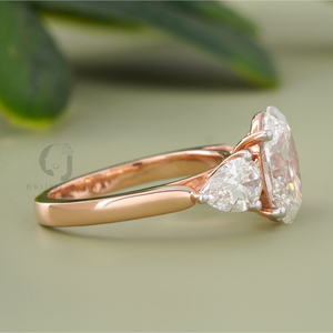 Anillo de Tres Piedras con Diamantes Cultivados en Laboratorio de Corte Ovalado de 2.36 CT en Oro Rosa de 14K para Mujer, Claridad VVS-VS DEF, Piedras Laterales en Forma de Pera, de Rudakiya Brothers - Product Image 2
