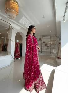 Ensemble de soirée de créateur en soie, haut, pantalon palazzo et dupatta, avec broderie riche, travail de sequins, de dori et de motifs, entièrement cousu, tenue ethnique - Product Image 4
