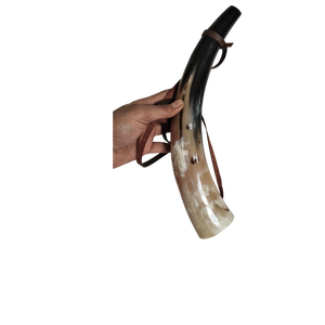 Auténtico Cuerno de Guerra Vikingo - Cuerno Natural de Buey Hecho a Mano con Correa de Cuero - Corneta Medieval para Decoración y Reenactamiento - Product Image 1