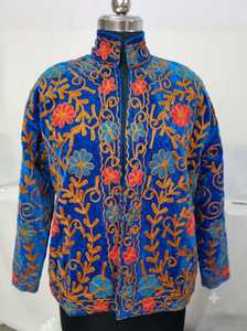 Vêtement d'extérieur bleu roi à motif floral bohème, col mandarin, ouvert sur le devant, fait main, en textile d'Asie centrale, broderie traditionnelle d'inspiration ouzbeque - Product Image 3