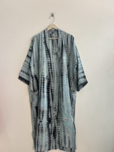 Kimono de satén de seda estilo bohemio vintage para mujer, largo, de manga larga, hecho con material reciclado, lavable a máquina. - Product Image 3