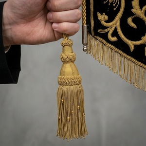 Bannière de Procession Exquise en Velours Noir Ultra Doux et Lourd, Finition Artisanale avec Broderie 3D en Fil de Soie Doré - Product Image 2