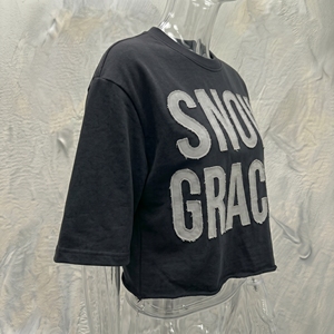 Camiseta Corta Oversize Snow Grace para Hombre, Manga Corta, Cuello Redondo, Estilo Urbano, 100% Algodón, Estampado Frontal Negro, Ecológica y Transpirable - Product Image 4