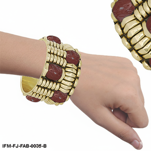 Brazalete Bohemio Grueso Dorado con Detalles de Resina Roja Intensa, Estilo Étnico Audaz, Hecho a Mano para Mujer - Product Image 6
