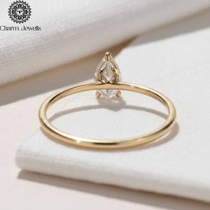 Bague de fiançailles classique pour femme Charm Jewells, trois pierres en moissanite taille coussin, plaqué or 18 carats, sertie à griffes, IGI - Product Image 2