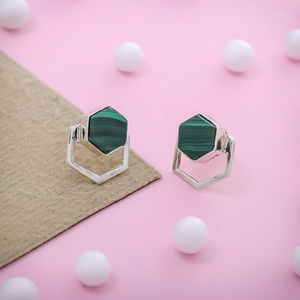 Boucles d'oreilles clous géométriques hexagonales en malachite pour femme, pierre naturelle verte, argent sterling, bijoux de grossiste - Product Image 1
