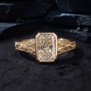 Anillo de compromiso de moissanita de corte radiante de 2.5 CT, solitario vintage con engaste de bisel en oro de 10K, anillo de filigrana grabado a mano para ella - Product Image 1