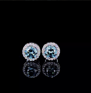 Boucles d'oreilles classiques à clous avec halo de diamants bleus taille ronde – Bijoux de luxe intemporels en diamant pour elle - Product Image 1