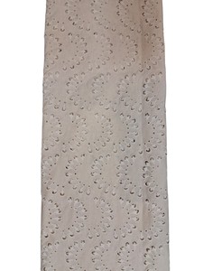 Tissu en coton blanc pur pour la confection de vêtements, avec motifs festonnés ajourés et tricot extensible pour un confort optimal, idéal pour les créateurs de mode. - Product Image 2