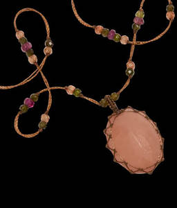 Collar con Colgante de Macramé Hecho a Mano con Fresa de Aleación de Metales Preciosos Bañado en Platino, Joyería de Cristal Curativo Rosa Facetado - Product Image 4