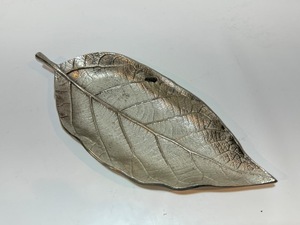 Plateau décoratif de luxe en aluminium moulé argenté en forme de feuille, plat de présentation texturé pour centre de table, accent de table pour salon et hôtel, vente en gros - Product Image 1
