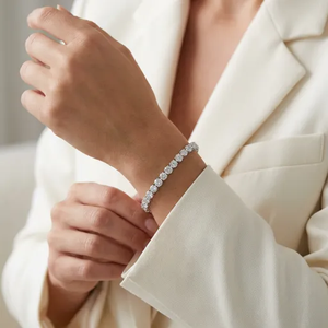 Bracelet chaîne tennis de luxe pour femme en argent sterling 925 avec pierres Moissanite VVS pour mariage et soirées - Product Image 1