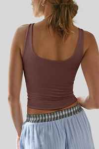 Camiseta sin mangas ligera de verano para mujer, con tirantes, acanalada, a la moda, con doble forro, cuello en V, informal, con logo frontal, ropa deportiva moderna. - Product Image 3