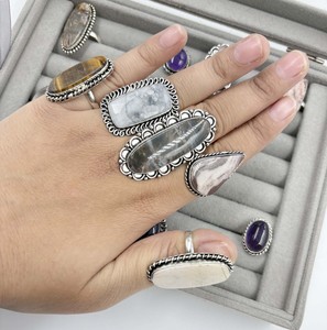 Bague en pierre naturelle de style classique, bijoux originaux en pierres mélangées, sertissage clos, laiton plaqué argent, pour cadeau unisexe ou fête - Product Image 4