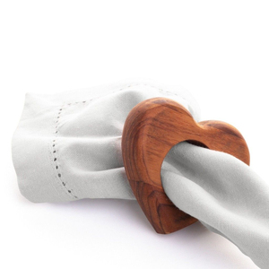 Porte-serviettes artisanal moderne en bois d'olivier écologique avec design sablier pour table à manger et décoration de mariage - Product Image 6