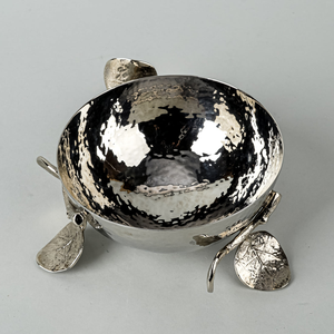 Cuenco de metal martillado con diseño de orquídea, elegante soporte de hojas botánicas, plato de servicio plateado para decoración de hogares de lujo, hoteles y eventos - Product Image 3