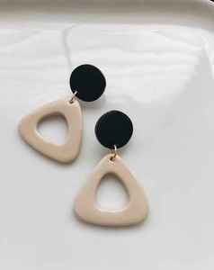 Boucles d'oreilles créoles en résine rose en forme d'étoile, faites à la main, pour femme, bijoux tendance et élégants, accessoire de mode affirmé - Product Image 6