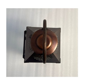 Lanterne artisanale en fer et verre avec finition brune, idéale pour l'éclairage et la décoration des patios, jardins et balcons. - Product Image 2