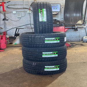Pneu radial d'occasion de haute qualité 225 45R18 conçu pour les voitures compactes sportives, offrant une excellente adhérence sur route, une excellente performance sur route sèche et une conduite fluide. - Product Image 1
