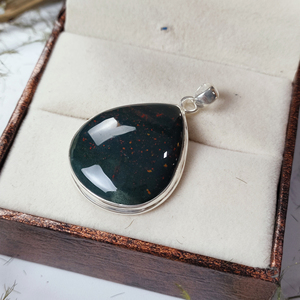 Colgante de Plata de Ley 925 con Forma de Corazón y Piedra de Sangre |   Joyería de Piedras Preciosas Hecha a Mano Personalizada al por Mayor - Product Image 1