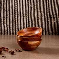 Bol de service en bois naturel artisanal, conçu pour des repas quotidiens élégants et pratiques
