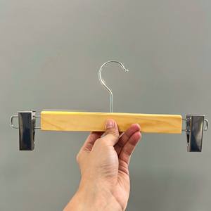 Cintres à pinces en bois de pin durable à un seul niveau pour armoire et salle de bain, vente en gros, cintres à pantalons en bois à bas prix, fabriqués au Vietnam - Product Image 1