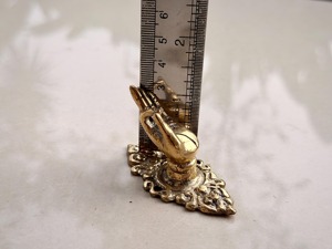 Crochet mural décoratif vintage en laiton, style classique, idéal pour suspendre des parapluies, des imperméables et des articles utilitaires, provenant d'Inde. - Product Image 5