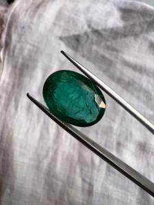Émeraude naturelle zambienne de qualité AAA, 8,32 carats, taille ovale – Pierre précieuse de luxe vert forêt profond pour bijoux haut de gamme et vente en gros - Product Image 1