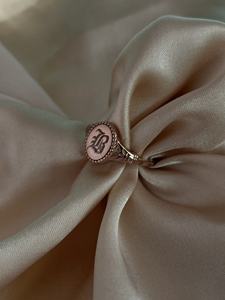 Anillo de Sello Ovalado Gótico Vintage Personalizado con Inicial, Joyería Gótica Delicada, Anillo con Letra Personalizada, Regalo de Boda para Mamá, Anillo Unisex de Plata - Product Image 5