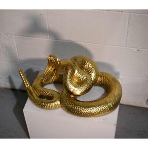 Ornement décoratif en métal en forme de serpent pour une table à manger moderne et une décoration élégante de salon - Product Image 1