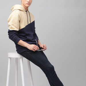 เสื้อฮู้ดดี้ผู้ชายสีเทาและดำแบบคัลเลอร์บล็อก แขนเสื้อแบบแร็กแลน มีกระเป๋าจิงโจ้ รับผลิตแบบ OEM ODM ขายส่งเสื้อผ้า - Product Image 6