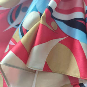 Écharpe carrée élégante en pure soie de mûrier pour femme, collection 2026 - Product Image 5