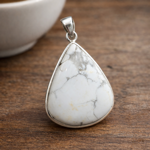 Pendentif en howlite blanche en vrac, plaqué or jaune sur argent 925, fait main, en forme de goutte d'eau, fournisseur et fabricant de bijoux - Product Image 4