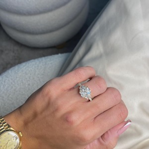 Anillo de Compromiso con Diamante Cultivado en Laboratorio de Corte Radiante de 4 Quilates _ Anillo de Oro Amarillo de 14k _ Trapecios Laterales y Corte Redondo _ Certificado IGI - Product Image 4