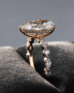 Anillo de Diamantes de Corte Pera Premium para Mujer en Oro Amarillo, Engaste Clásico con Puntas, Regalo de Compromiso, Aniversario y Boda, Joyería Fina - Product Image 3