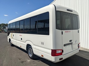 Autobús TOYOTA COASTER HZB70 DELUXE AUTOMÁTICO USADO de alta calidad, año 2020, recién llegado. Autos impecables en venta. - Product Image 3