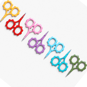 Ciseaux de couture OEM avec poignée fleurie colorée et emballage personnalisé - Product Image 1