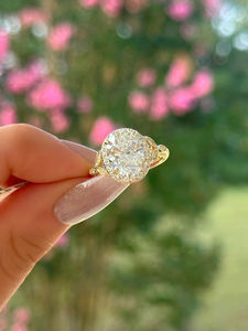 Anillo de Diamantes de Corte Ovalado de Lujo con Halo de Diamantes Laterales en Oro Amarillo, Elegante Anillo de Compromiso de Diamantes Ovalados para Mujer, Joyería Fina - Product Image 4