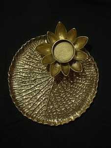 Support de bougie en aluminium motif fleur de lys, design floral, fait main, écologique, durable, décoration intérieure pour usage religieux - Product Image 1