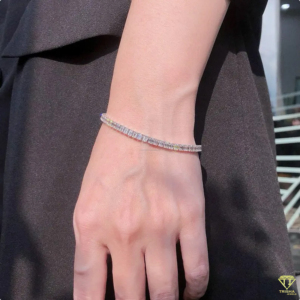 สร้อยข้อมือเทนนิสทรงมรกตหรูหรา ประดับเพชรทรงเหลี่ยมเจียระไนแบบวิบวับ ด้วยการเคลือบทองคำขาวอย่างงดงาม สำหรับผู้หญิง - Product Image 1