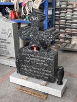 Monument funéraire en granit bleu perle avec base en marbre blanc