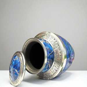 Urne funéraire artisanale en métal bleu avec bordure argentée, ronde, faite à la main, style luxe, pour cadeau de condoléances - Product Image 2