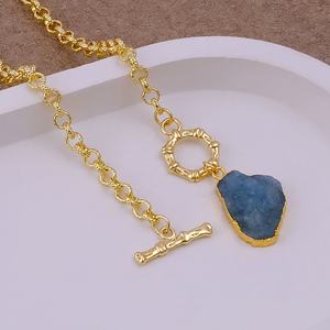 Collier pendentif en cristal brut d'aigue-marine naturelle, pierre de naissance de mars, plaqué or, pierre de guérison bleue, fermoir à bascule, collier fait à la main - Product Image 4