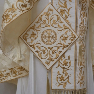 Ensemble de Vêtements Liturgiques Orthodoxes Brodés de Fils d'Or : Chasuble Sacerdotale, Phelonion, Épigonation, Palitsa, Étole d'Église, Bannière - Product Image 3